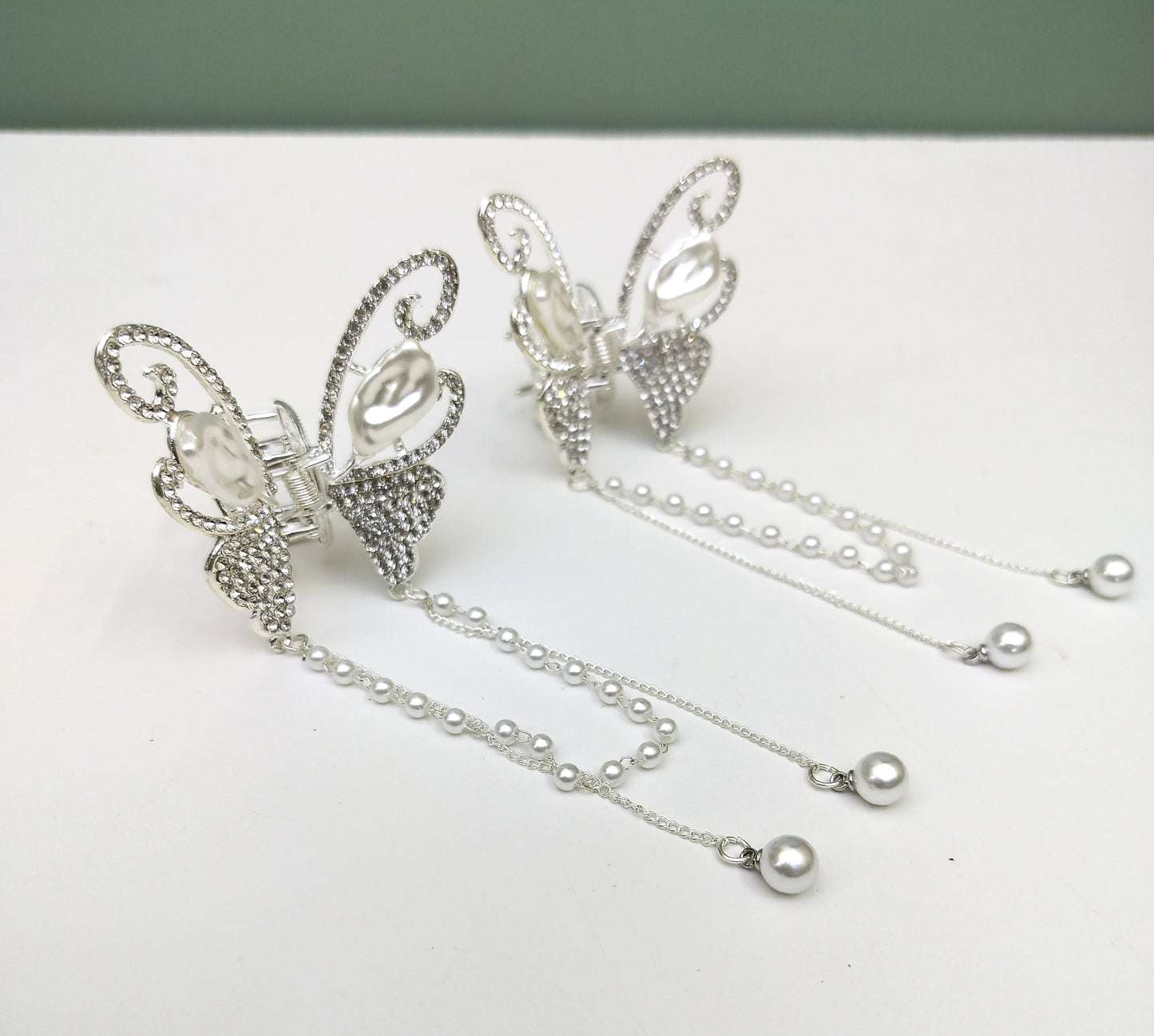 METAL HANGING BUTTERFLY WHITE PEARL (pack of 12)